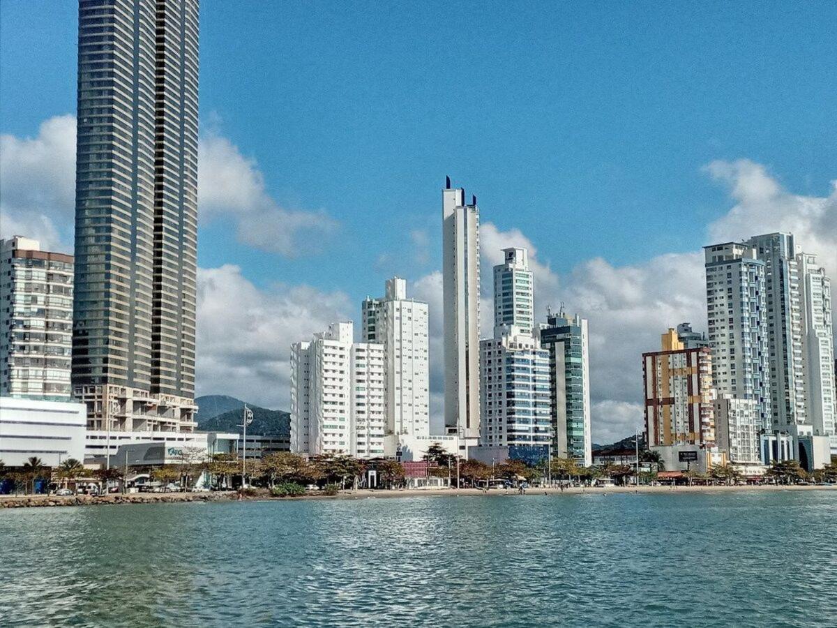 3 Suites Linda Vista Da Orla De Bc A 50M Da Praia - Somente Familiares Balneário Camboriú Екстериор снимка